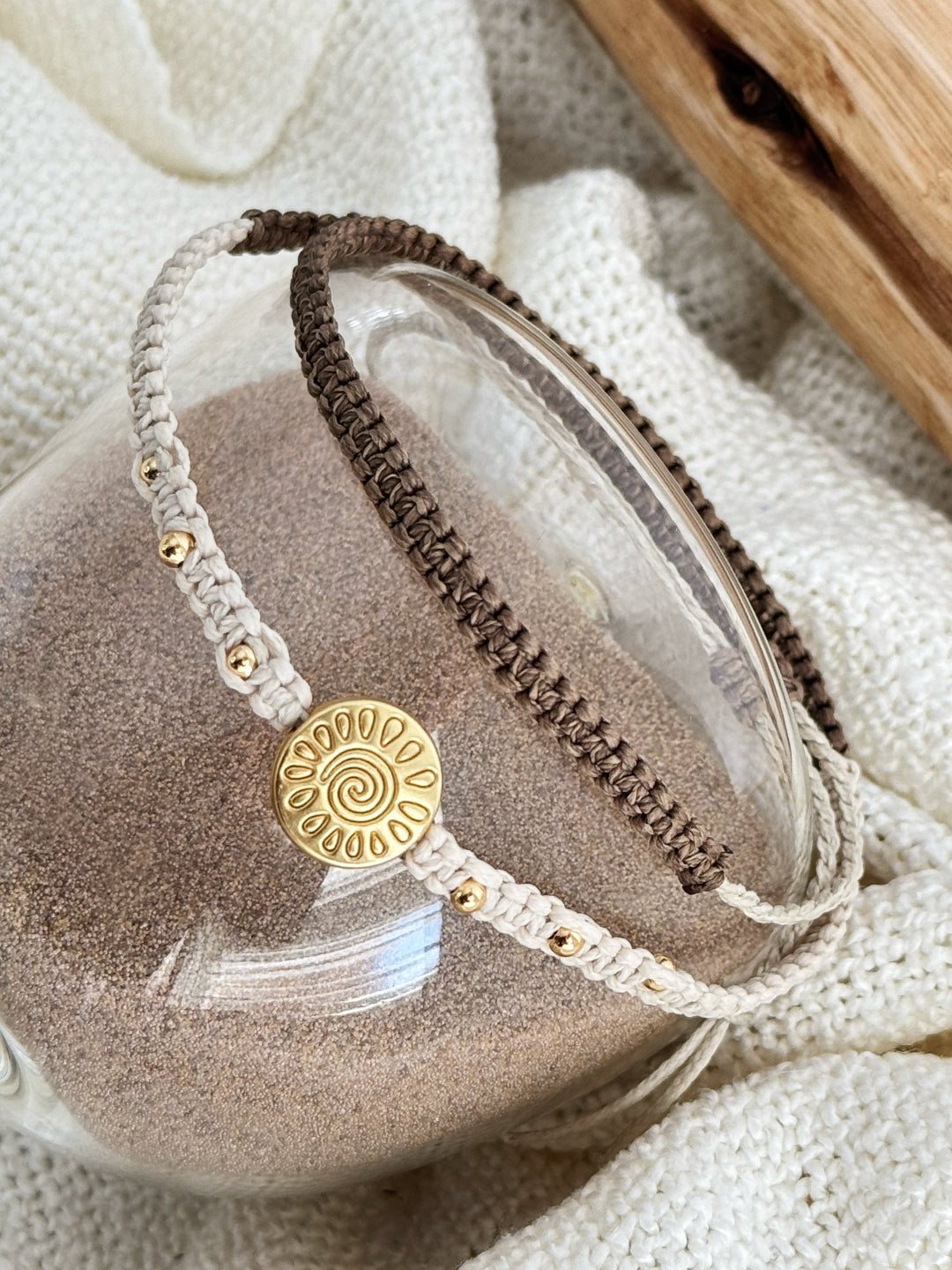 צמיד Terra הוא צמיד מקרמה כפול בעבודת יד, עשוי חוטי שעווה בגווני אוף-וויט וחום פסטל, ומשלב חרוזים בציפוי זהב, ותליון בציפוי זהב מט בצורת פרח מעוגל.
השכבות, המרקמים והגוונים יוצרים יחד תחושת יציבות וחום, עם נגיעה עדינה של זהב שמוסיפה אור ושקט. העיצוב שומר על קו טבעי ומדויק, כזה שמרגיש מחובר לאדמה אך לא כבד או צפוי.
הצמיד נעשה בעבודת יד מוקפדת, ומתאים למי שמעדיפה תכשיט עם עומק, הרמוניה ונוכחות שקטה.