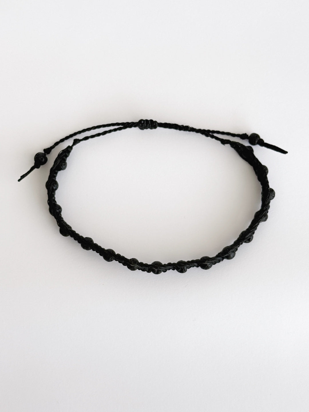 צמיד מקרמה שחור עם אבן לבה