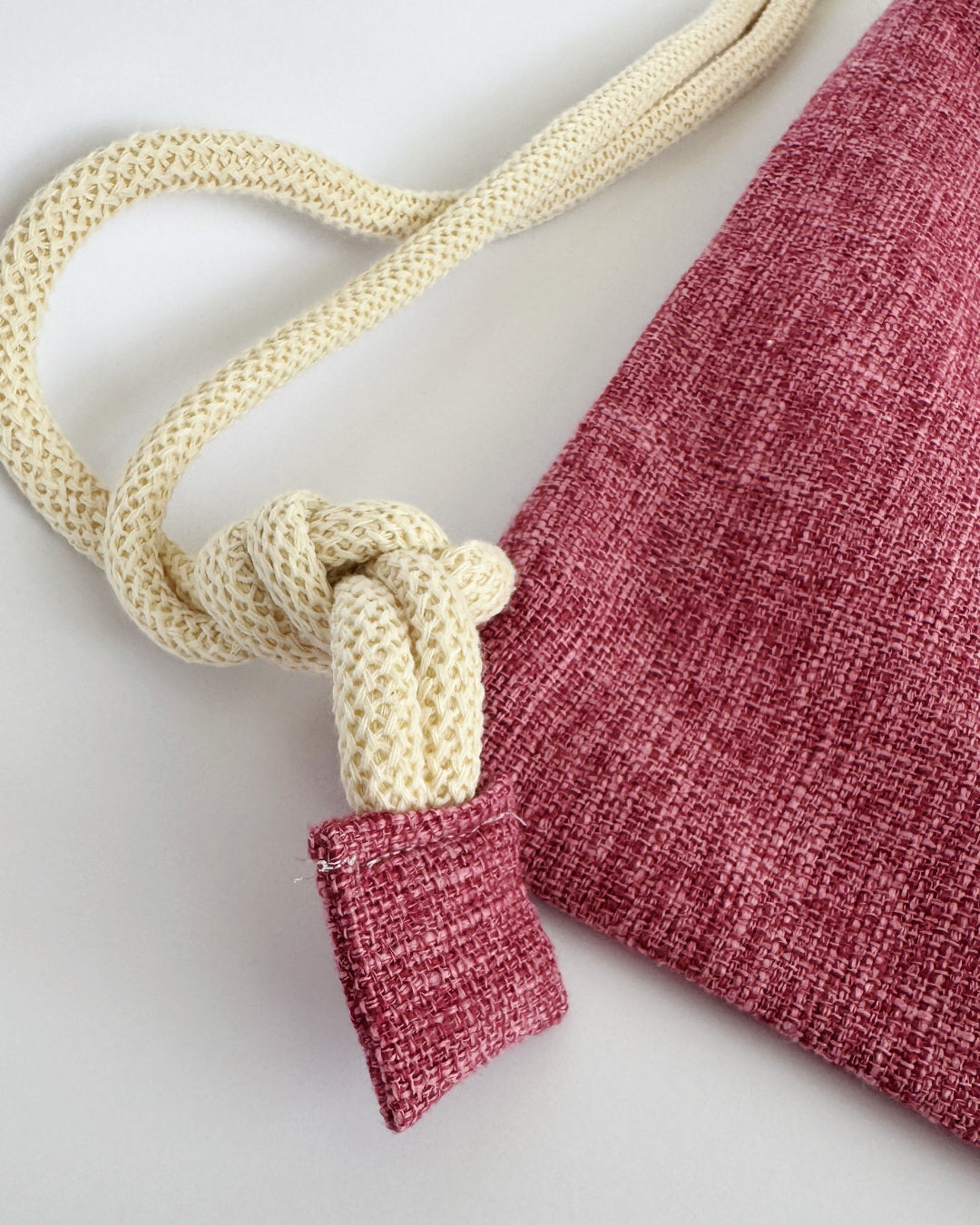 Handmade macramé backpack with soft cream macramé top and rose-merlot canvas-style bottom – Tropica Merlot design, textured and elegantly natural.