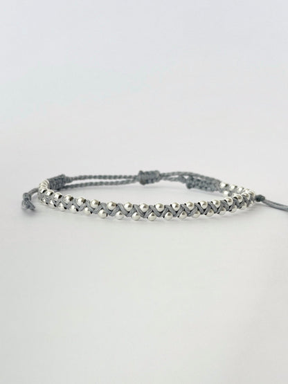 צמיד מינימליסטי בגוון תכלת אפור עם חרוזי כסף אמיתי 925, עיצוב אלגנטי ונקי.