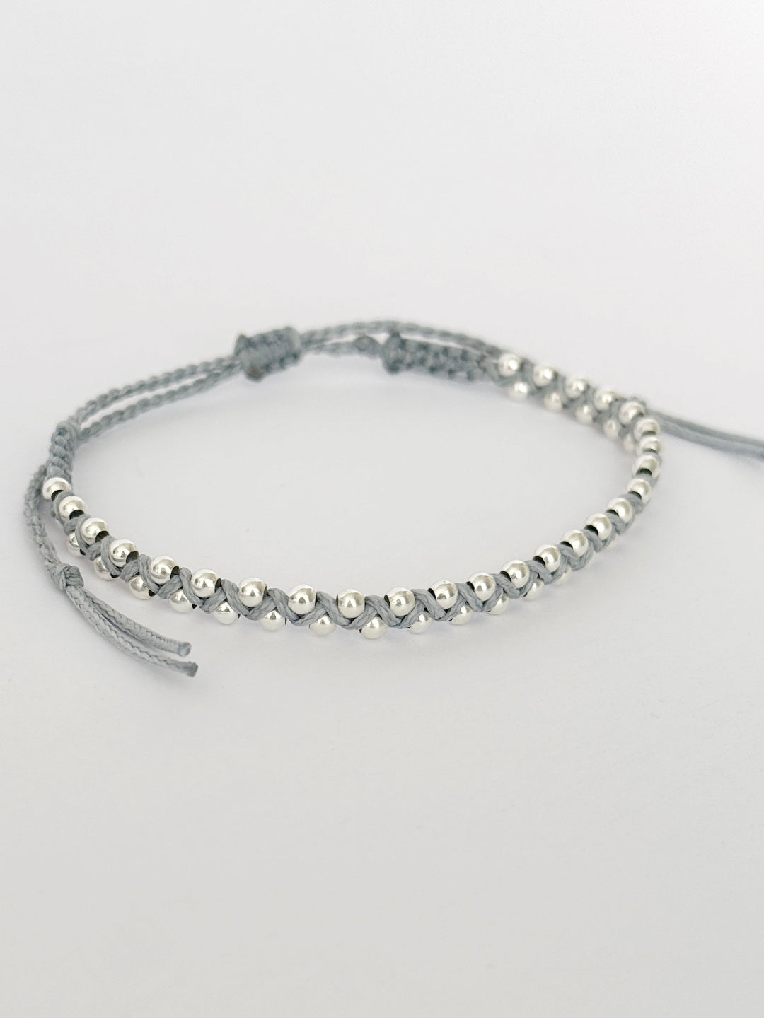 צמיד מינימליסטי שחור עם חרוזי כסף אמיתי 925, עיצוב אלגנטי ונקי.