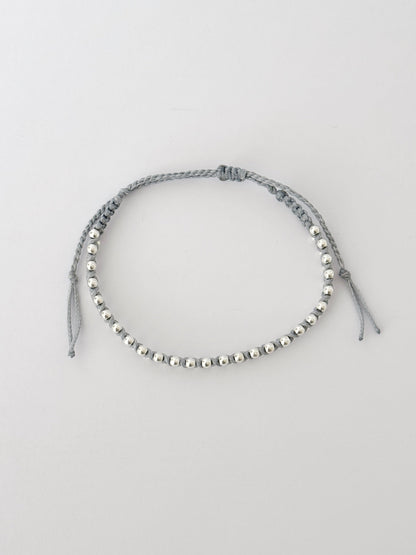 צמיד מינימליסטי שחור עם חרוזי כסף אמיתי 925, עיצוב אלגנטי ונקי.