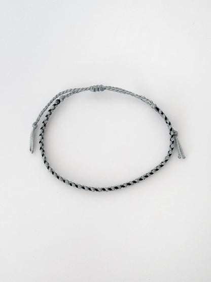 צמיד חוט לגבר Wave בעבודת יד בגווני אפור-תכלת ושחור, בעיצוב מינימליסטי ונקי.