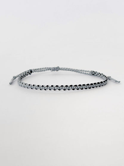 צמיד חוט לגבר Wave בעבודת יד בגווני אפור-תכלת ושחור, בעיצוב מינימליסטי ונקי.