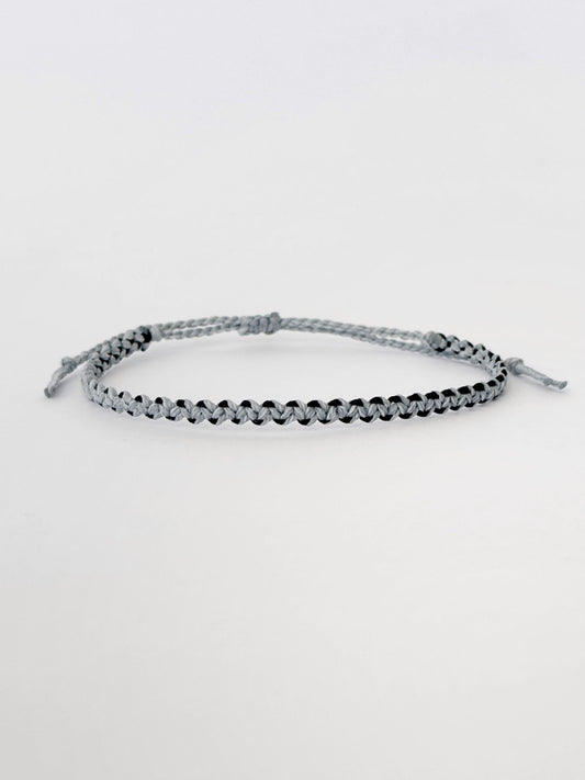 צמיד חוט לגבר Wave בעבודת יד בגווני אפור-תכלת ושחור, בעיצוב מינימליסטי ונקי.