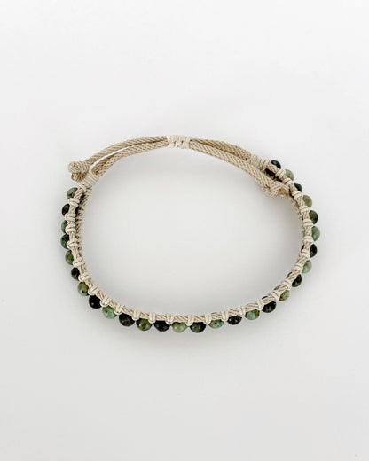 צמיד Moss הוא צמיד מקרמה עדין בעבודת יד, בגוונים ירקרקים שמזכירים טחב רך על סלע בתוך יער. השילוב של הטורקיז האפריקאי והחוט יוצרים מראה רגוע ורענן, כזה שמרגיש קרוב לטבע בלי להתאמץ.