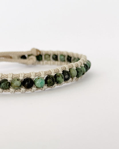 צמיד Moss הוא צמיד מקרמה עדין בעבודת יד, בגוונים ירקרקים שמזכירים טחב רך על סלע בתוך יער. השילוב של הטורקיז האפריקאי והחוט יוצרים מראה רגוע ורענן, כזה שמרגיש קרוב לטבע בלי להתאמץ.