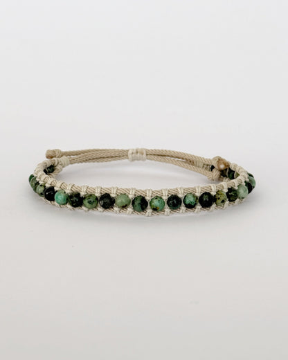 צמיד Moss הוא צמיד מקרמה עדין בעבודת יד, בגוונים ירקרקים שמזכירים טחב רך על סלע בתוך יער. השילוב של הטורקיז האפריקאי והחוט יוצרים מראה רגוע ורענן, כזה שמרגיש קרוב לטבע בלי להתאמץ.