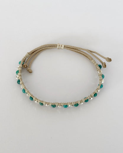 צמיד Lagoon הוא צמיד מקרמה עדין בעבודת יד, משלב חרוזי טורקיז קטנים ואלמנטים כסופים שמזכירים אור שמש על מים צלולים.