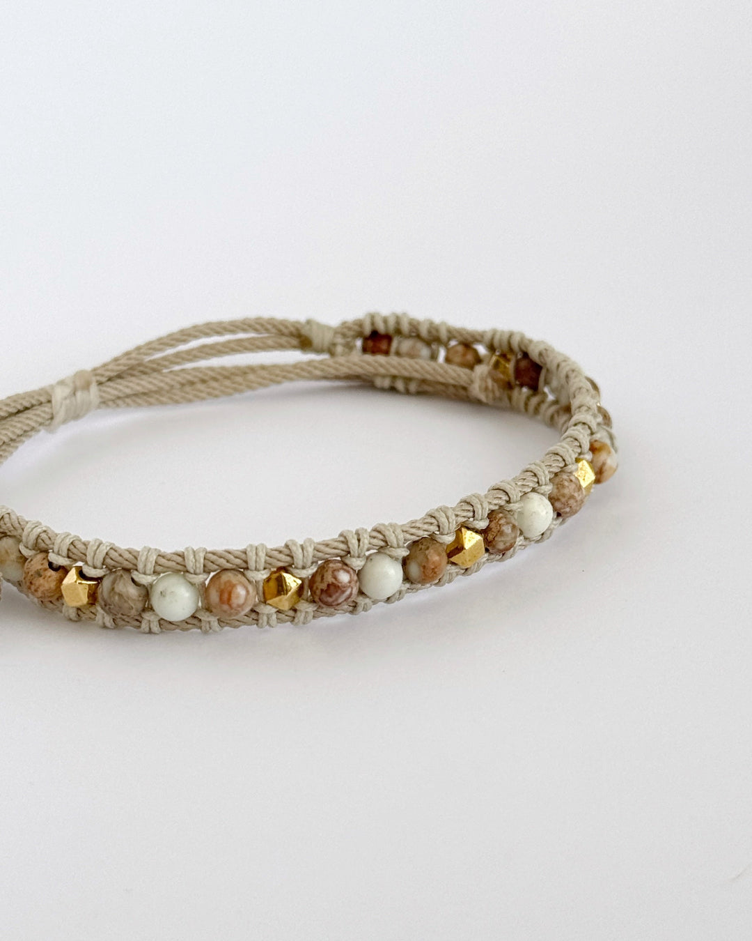 צמיד Sahara הוא צמיד מקרמה עדין בעבודת יד, בגוונים חמימים של קרם, חום ואדמדם רך שמזכירים שביל חול שנעים לדרוך עליו יחפים. אבני החן והאלמנטים המוזהבים יוצרים מראה רגוע ומדויק, כזה שמתמזג בקלות עם כל סגנון.