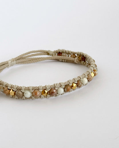 צמיד Sahara הוא צמיד מקרמה עדין בעבודת יד, בגוונים חמימים של קרם, חום ואדמדם רך שמזכירים שביל חול שנעים לדרוך עליו יחפים. אבני החן והאלמנטים המוזהבים יוצרים מראה רגוע ומדויק, כזה שמתמזג בקלות עם כל סגנון.