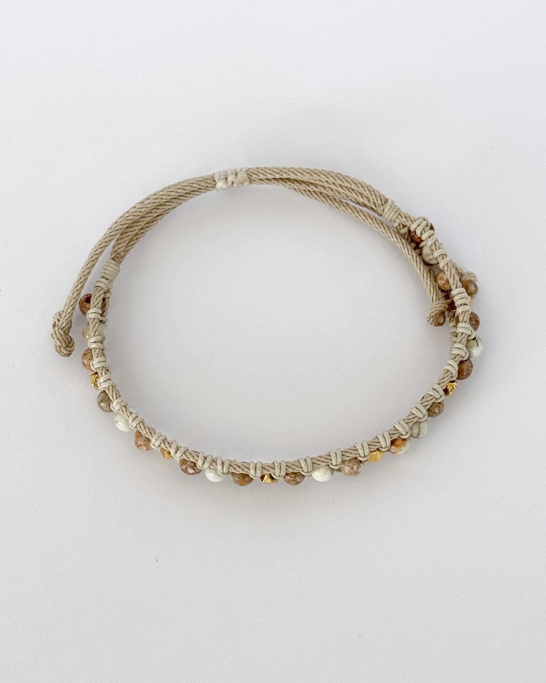 צמיד Sahara הוא צמיד מקרמה עדין בעבודת יד, בגוונים חמימים של קרם, חום ואדמדם רך שמזכירים שביל חול שנעים לדרוך עליו יחפים. אבני החן והאלמנטים המוזהבים יוצרים מראה רגוע ומדויק, כזה שמתמזג בקלות עם כל סגנון.