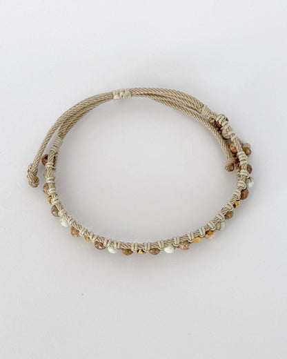 צמיד Sahara הוא צמיד מקרמה עדין בעבודת יד, בגוונים חמימים של קרם, חום ואדמדם רך שמזכירים שביל חול שנעים לדרוך עליו יחפים. אבני החן והאלמנטים המוזהבים יוצרים מראה רגוע ומדויק, כזה שמתמזג בקלות עם כל סגנון.