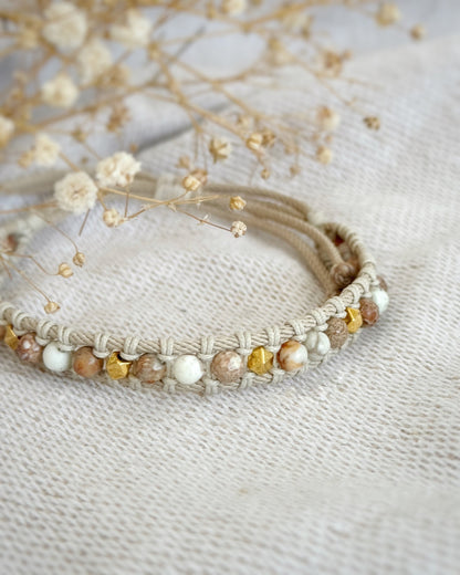 צמיד Sahara הוא צמיד מקרמה עדין בעבודת יד, בגוונים חמימים של קרם, חום ואדמדם רך שמזכירים שביל חול שנעים לדרוך עליו יחפים. אבני החן והאלמנטים המוזהבים יוצרים מראה רגוע ומדויק, כזה שמתמזג בקלות עם כל סגנון.