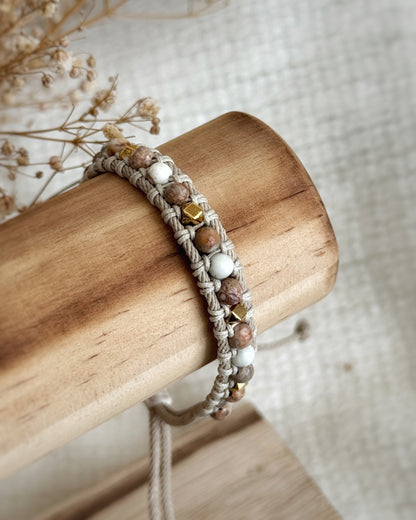 צמיד Sahara הוא צמיד מקרמה עדין בעבודת יד, בגוונים חמימים של קרם, חום ואדמדם רך שמזכירים שביל חול שנעים לדרוך עליו יחפים. אבני החן והאלמנטים המוזהבים יוצרים מראה רגוע ומדויק, כזה שמתמזג בקלות עם כל סגנון.