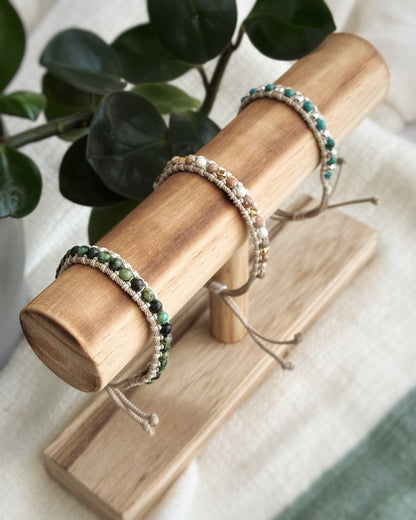 צמיד Lagoon הוא צמיד מקרמה עדין בעבודת יד, משלב חרוזי טורקיז קטנים ואלמנטים כסופים שמזכירים אור שמש על מים צלולים.