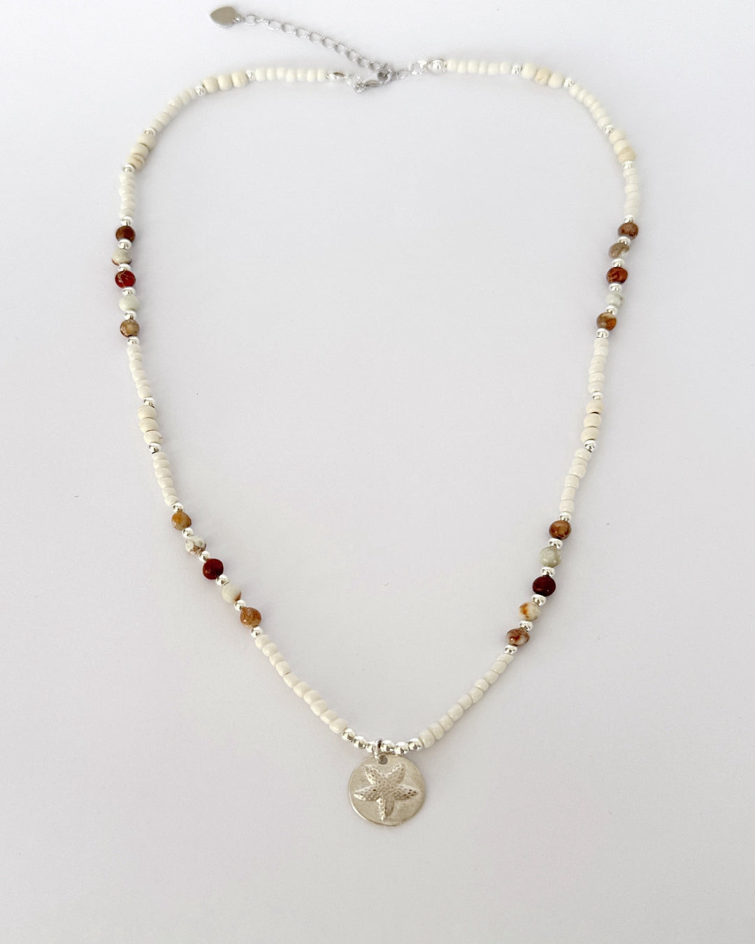 שרשרת חרוזים לבנים