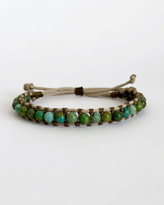 צמיד Creek בעבודת יד עם חרוזי טורקיז אפריקאי וחוטים טבעיים בגווני ירוק ומים על רקע בהיר