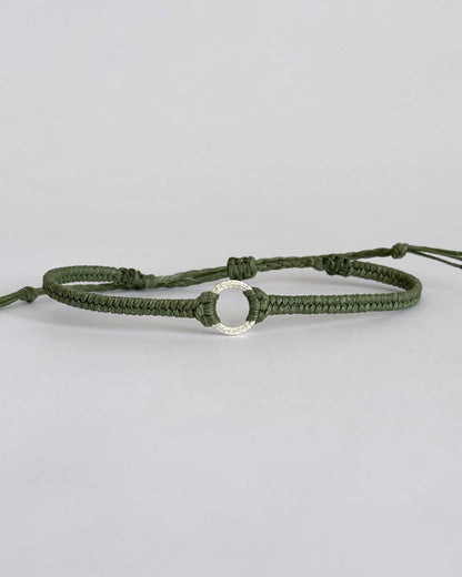 צמיד Vale מקרמה ירוק זית עם אלמנט עגול מכסף 925