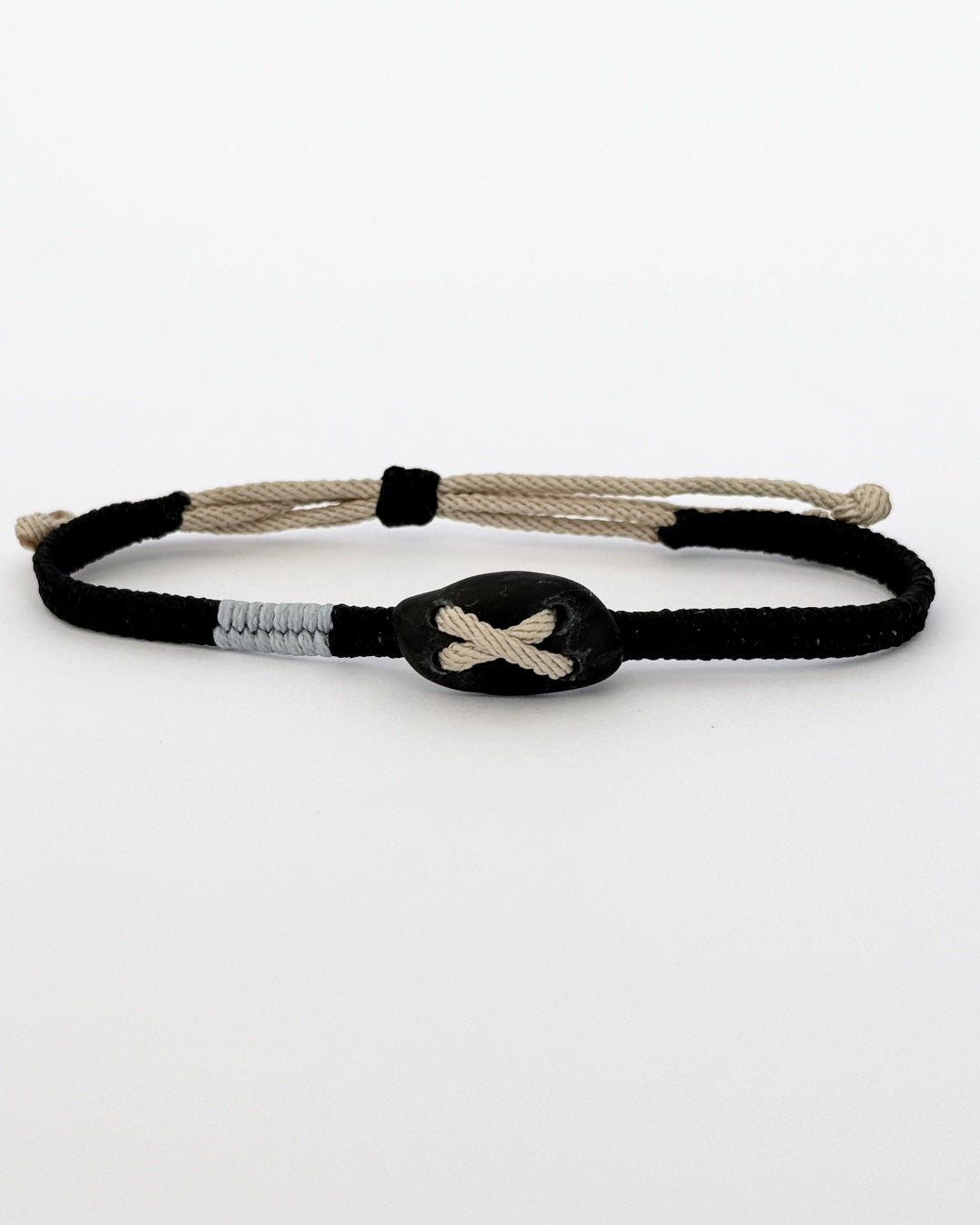 צמיד מקרמה עם חלוק נחל טבעי , עיצוב מינימליסטי בעבודת יד