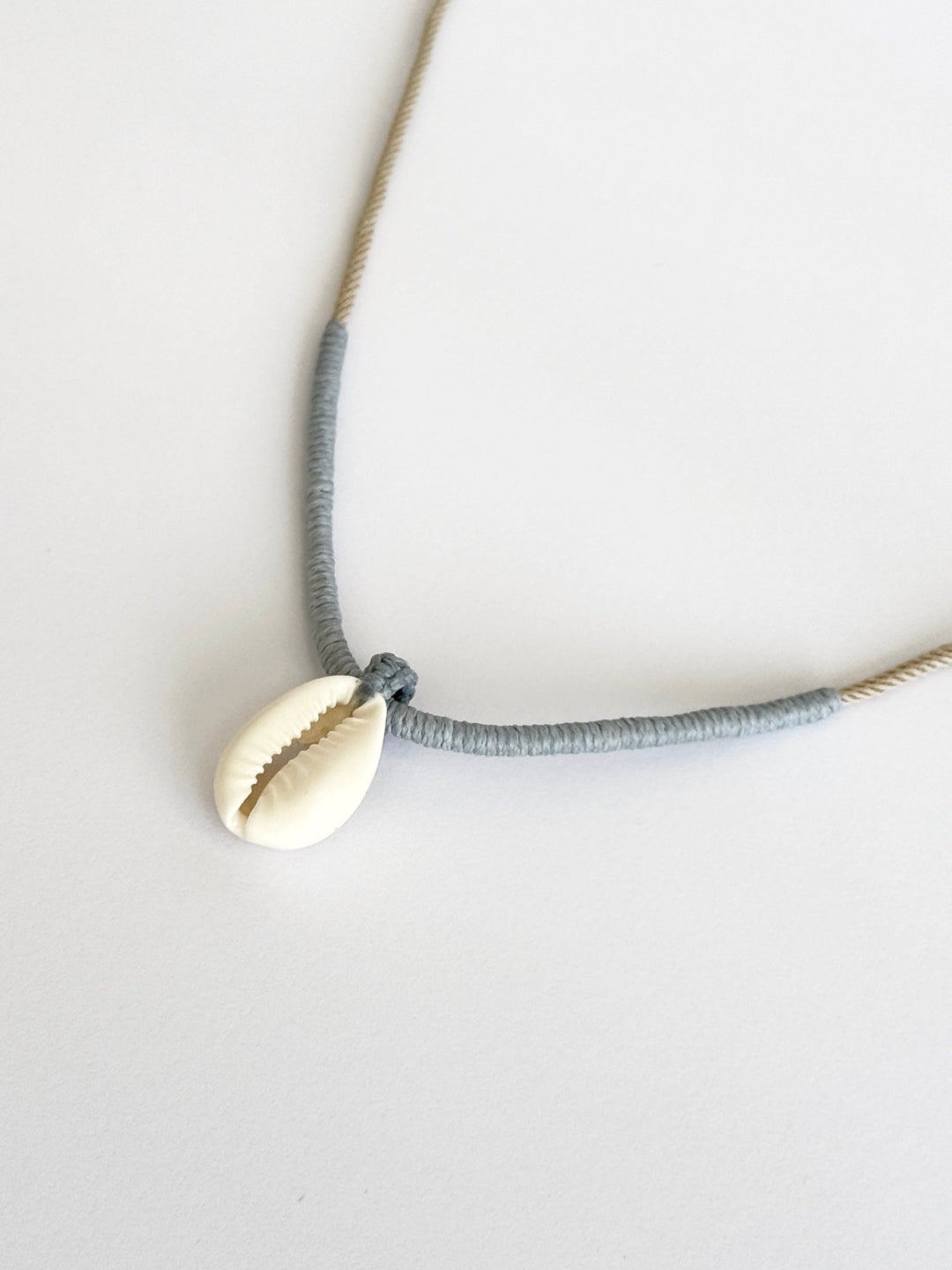 שרשרת צדף קוורי טבעי בטכניקת מקרמה עם ליפוף חוטי שעווה בגוון אפור או ורוד פסטל מעושן - שרשרת Cove בעבודת יד של Lala Fshasha.