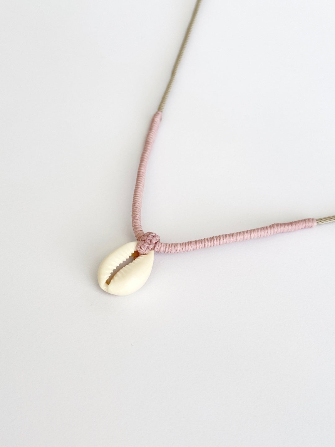 שרשרת צדף קוורי טבעי בטכניקת מקרמה עם ליפוף חוטי שעווה בגוון אפור או ורוד פסטל מעושן - שרשרת Cove בעבודת יד של Lala Fshasha.