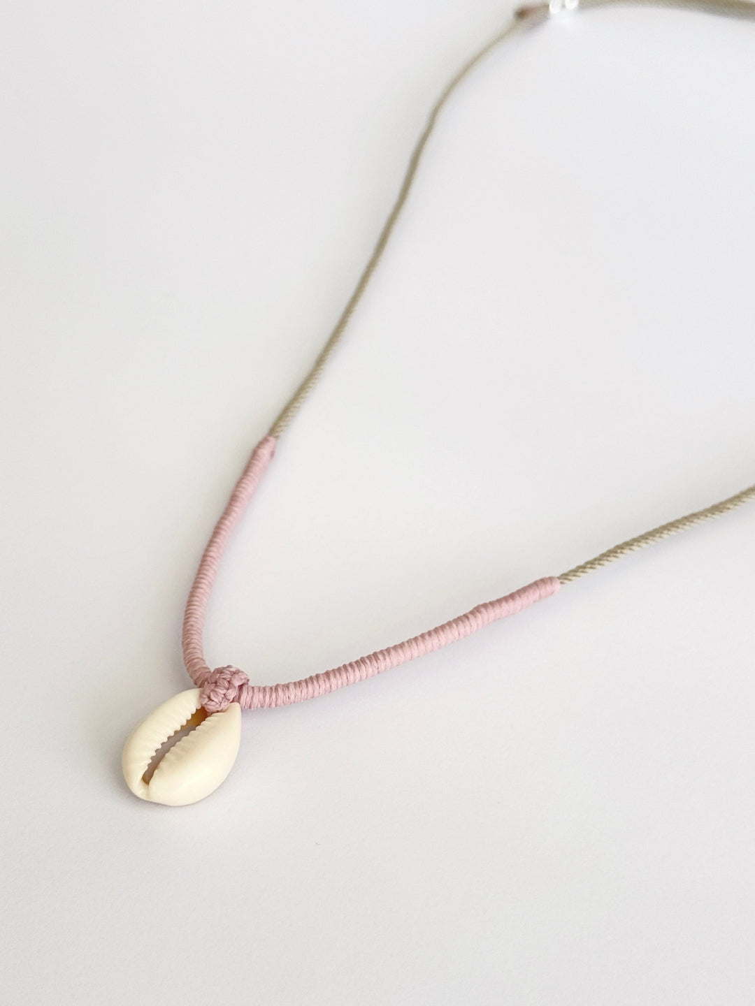 שרשרת Cove: שרשרת צדף קוורי מינימליסטית עם שזירת מקרמה בעבודת יד.