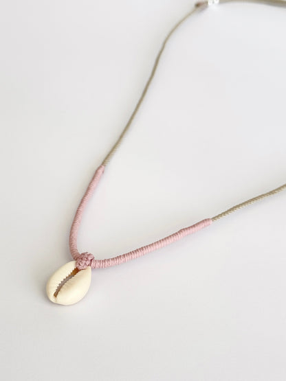 שרשרת Cove: שרשרת צדף קוורי מינימליסטית עם שזירת מקרמה בעבודת יד.