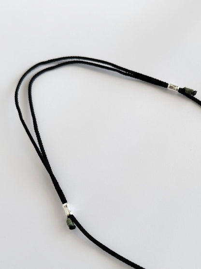 שרשרת Covey עם צדף קוורי וליפוף מקרמה בגווני ירוק זית ושחור - עבודת יד של Lala Fshasha.