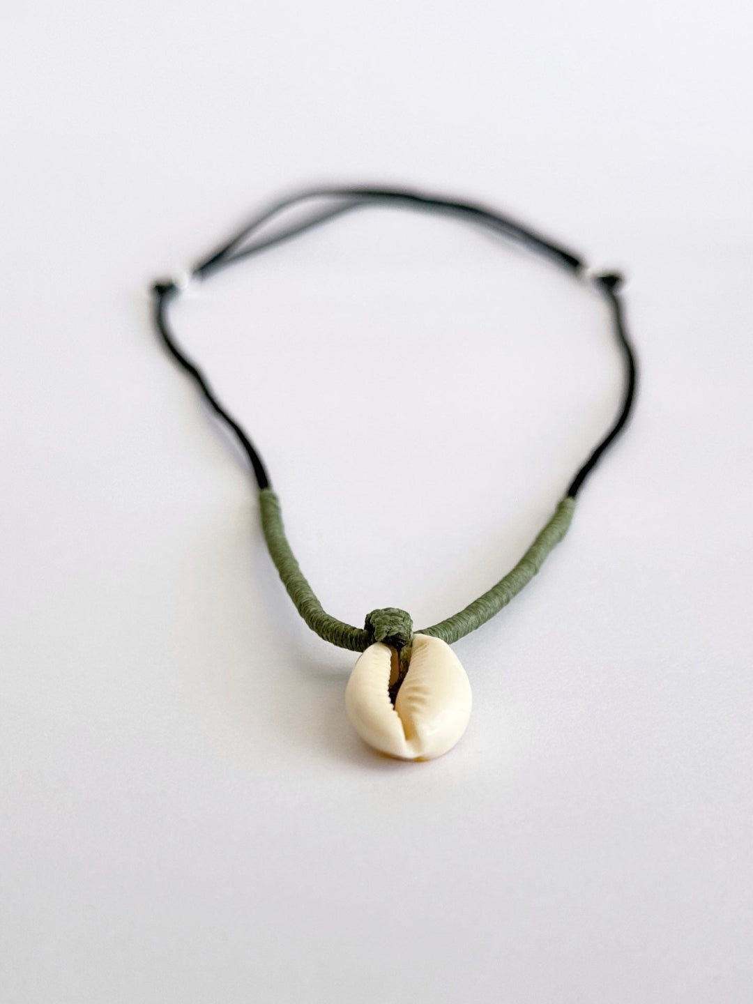 שרשרת Covey עם צדף קוורי וליפוף מקרמה בגווני ירוק זית ושחור - עבודת יד של Lala Fshasha.