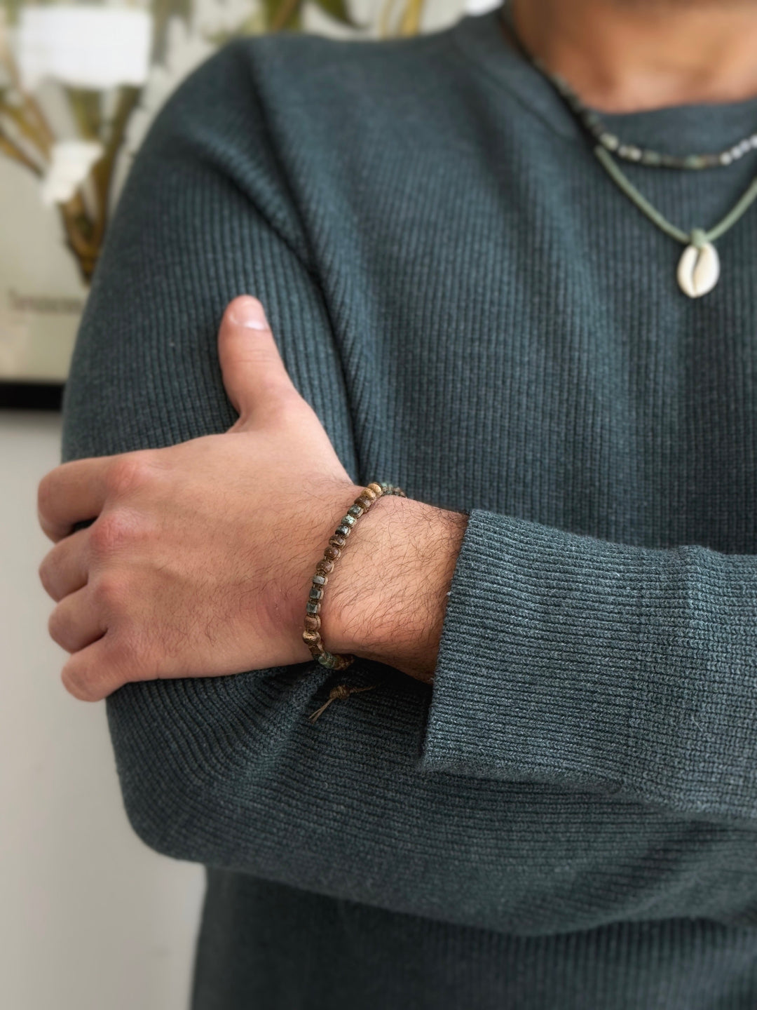 צמיד מקרמה בעבודת יד משולב חרוזי עץ טבעי ואבני חן טורקיז אפריקאי בגווני ירוק וחום - צמיד Oxide של Lala Fshasha.