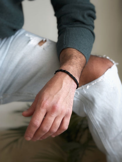 צמיד Shadow לגברים - צמיד מקרמה שחור עבודת יד משולב אבני לבה טבעיות של Lala Fshasha.