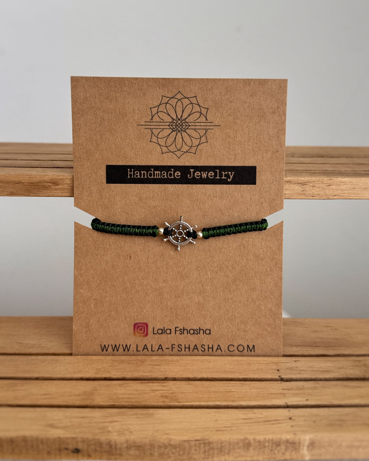 צמיד מקרמה ירוק שחור עם תליון הגה כסוף בעבודת יד